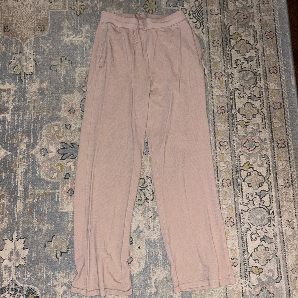 Light Pink ALO Yoga
Micro Waffle High-Waist Pleasant Wide Leg Pant